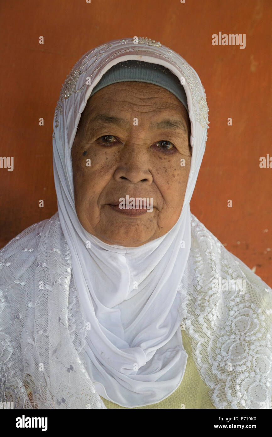 Borobudur, à Java, en Indonésie. Femme en javanais âgés dans les régions rurales du foulard. Banque D'Images