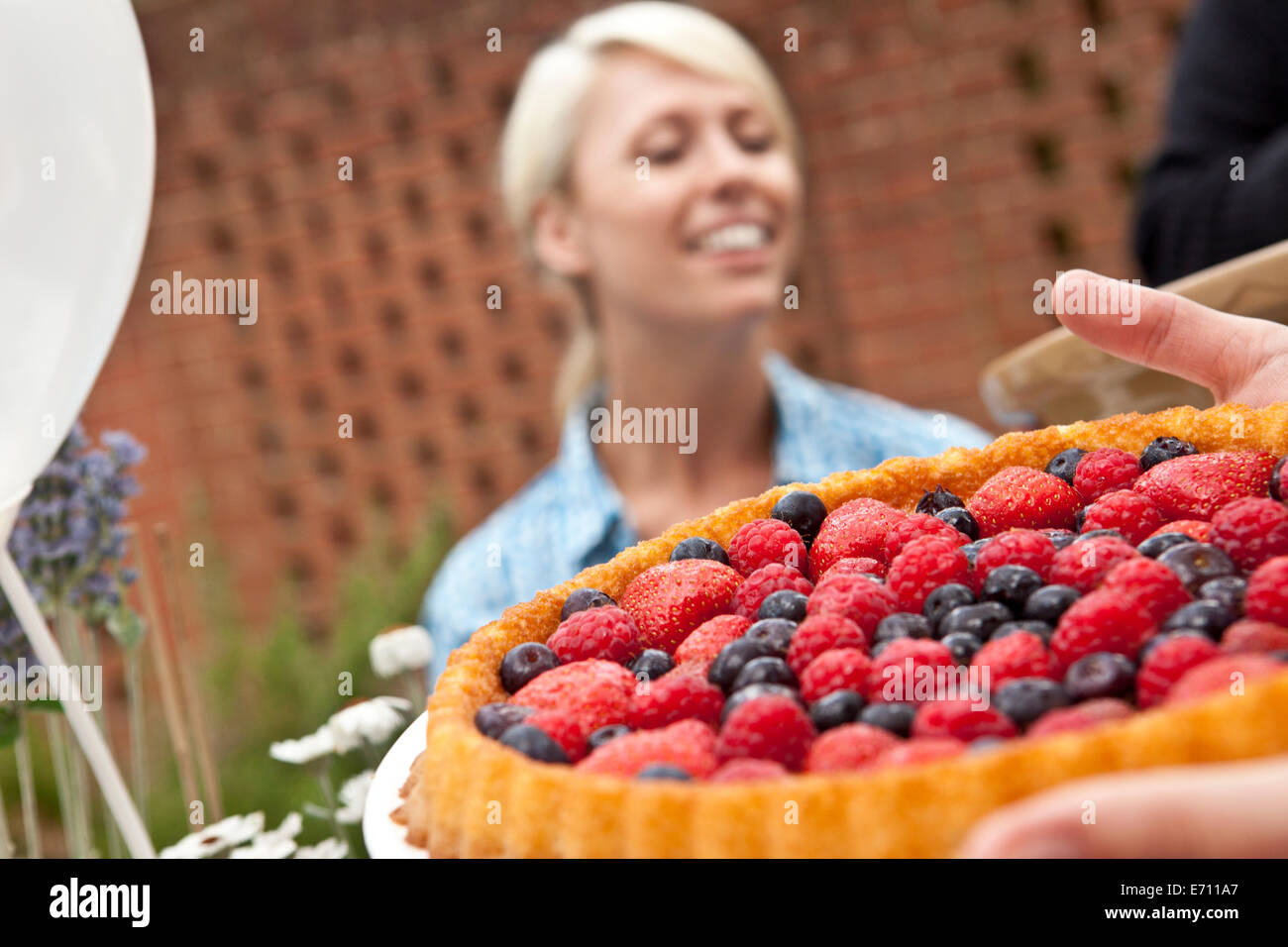 Deux amies avec fruit flan at garden party Banque D'Images Deux amies avec fruit flan at garden party Banque D'Images