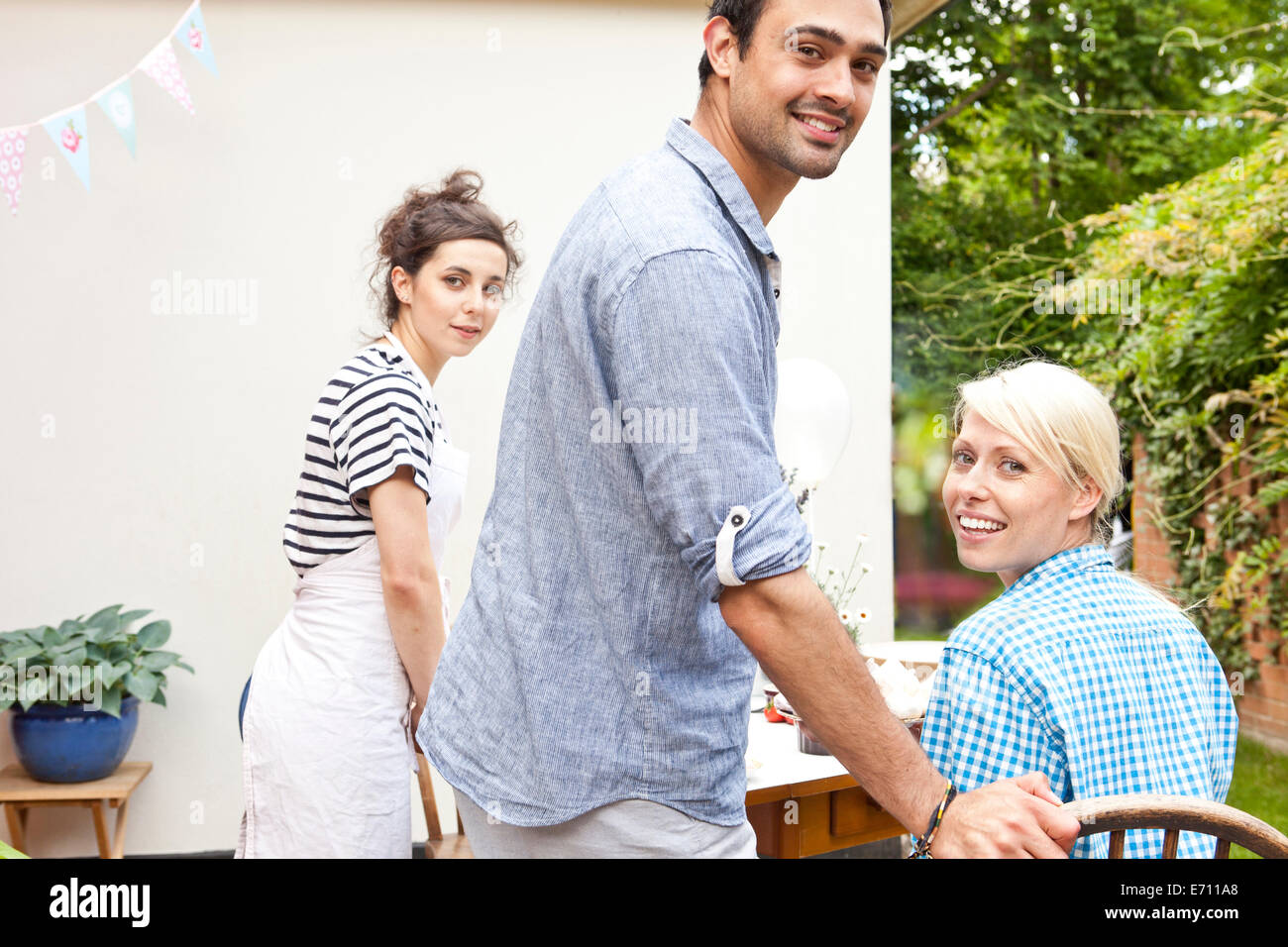 Trois jeunes amis adultes at garden party Banque D'Images Trois jeunes amis adultes at garden party Banque D'Images