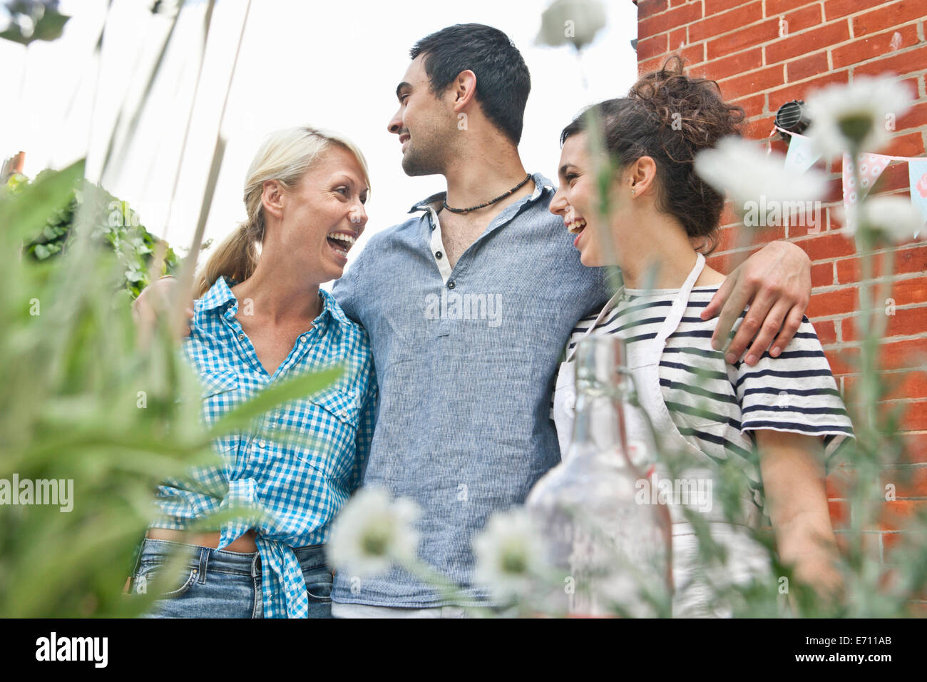 Trois amis at garden party Banque D'Images Trois amis at garden party Banque D'Images