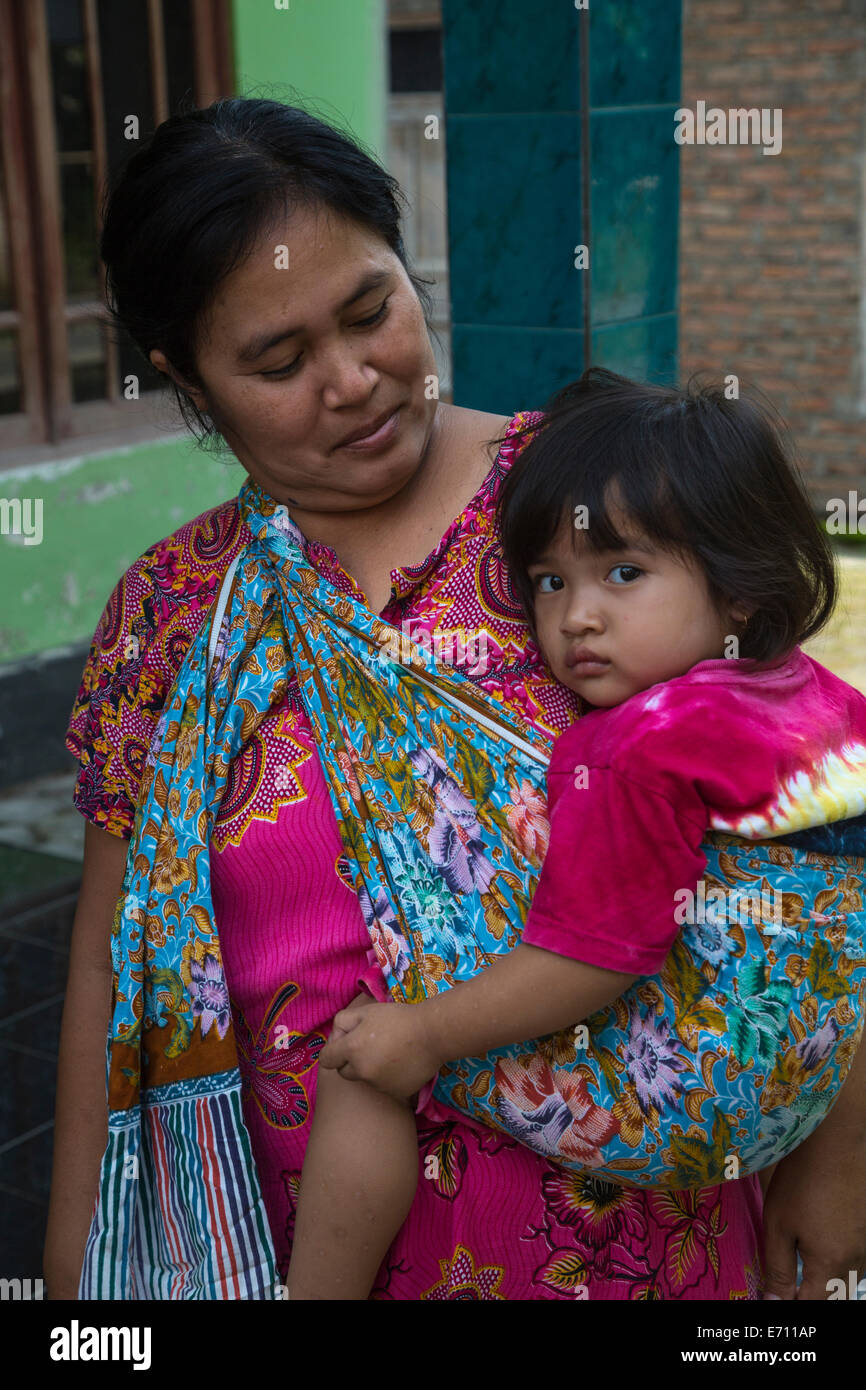 Borobudur, à Java, en Indonésie. Mère et fille javanais, dans un harnais d'épaule. Banque D'Images