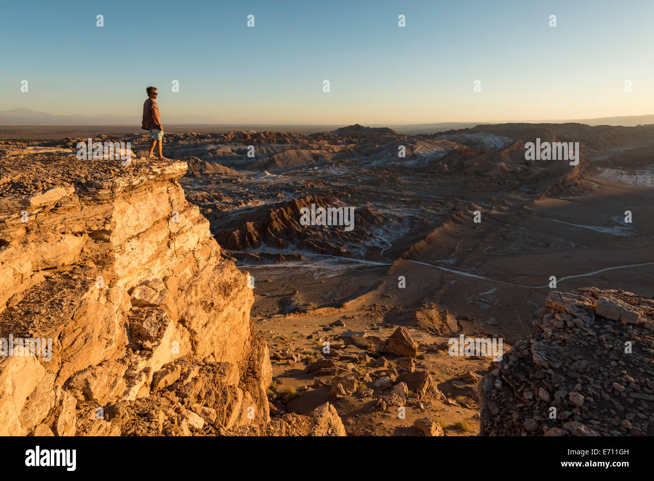 L'homme sur falaise, Valle de la Luna (vallée de la lune), Désert d'Atacama, El Norte Grande, Chili Banque D'Images