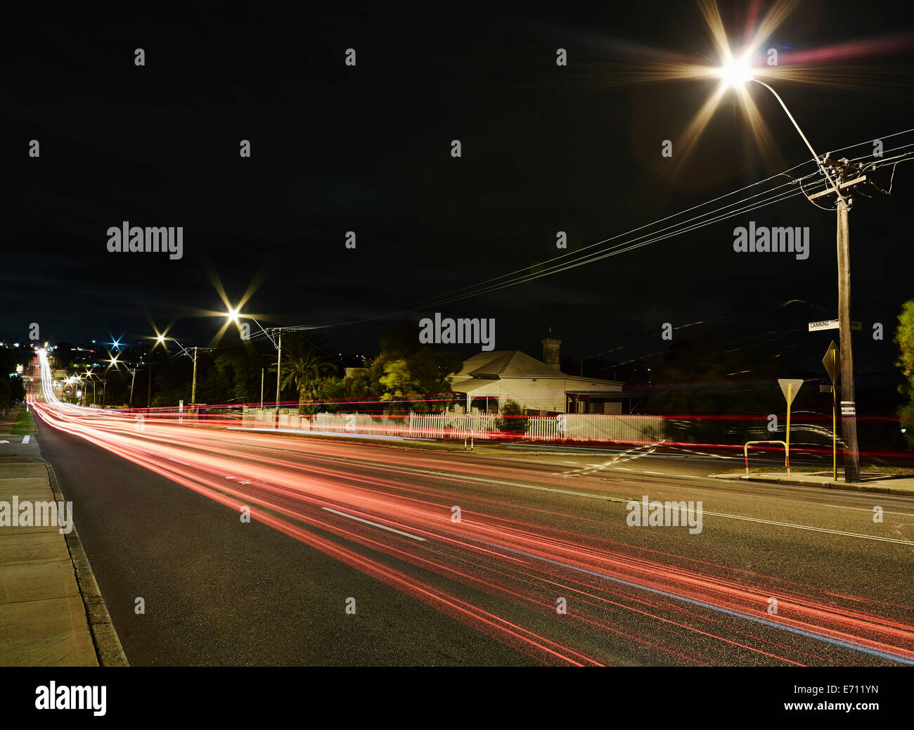 Sentiers de feu arrière sur l'autoroute la nuit, Fremantle, Australie occidentale Banque D'Images