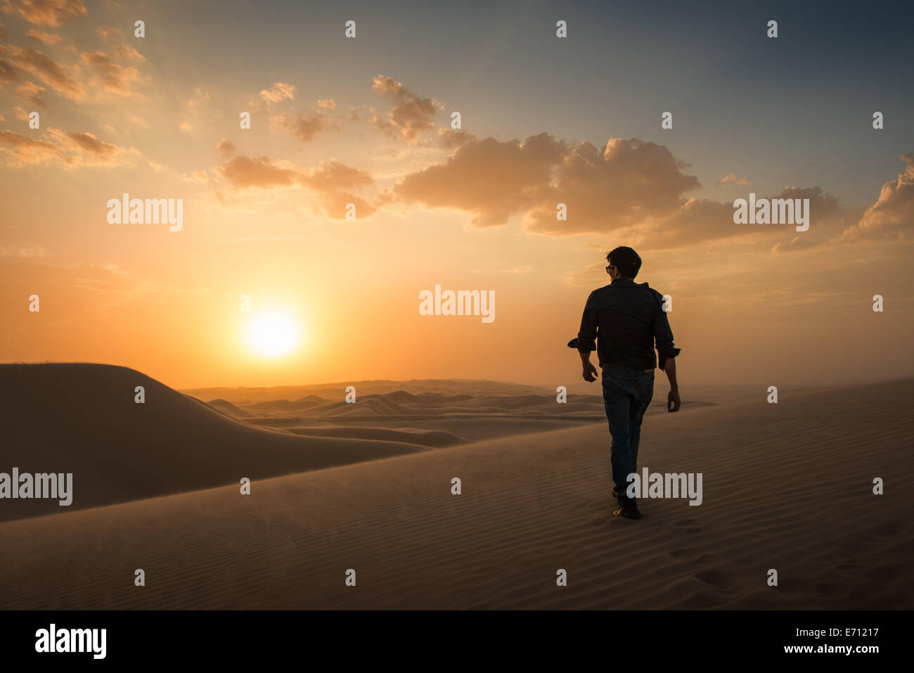 Homme marchant dans le désert, les dunes de sable de Glamis, California, USA Banque D'Images