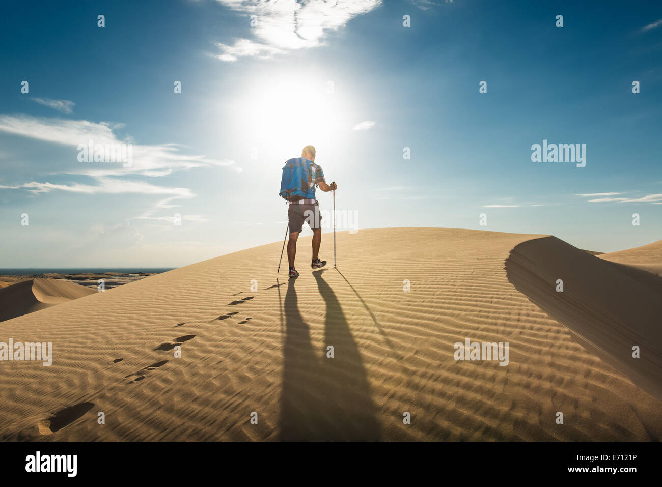 Homme randonnée dans les dunes de sable de Glamis, California, USA Banque D'Images