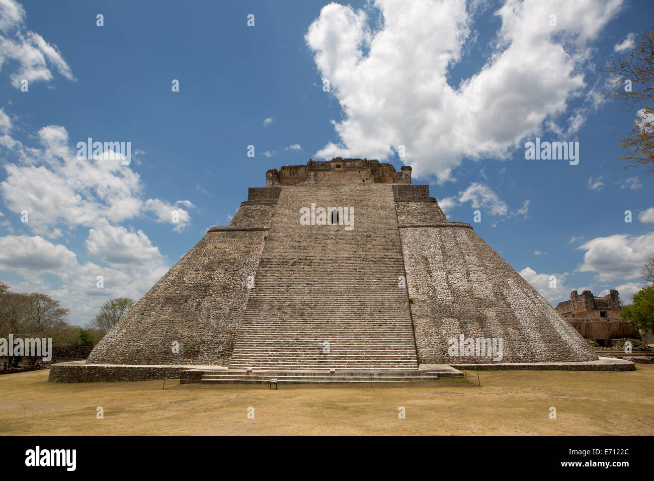 Vue de la façade de l'ancienne pyramide Maya d'Uxmal Mexique Banque D'Images