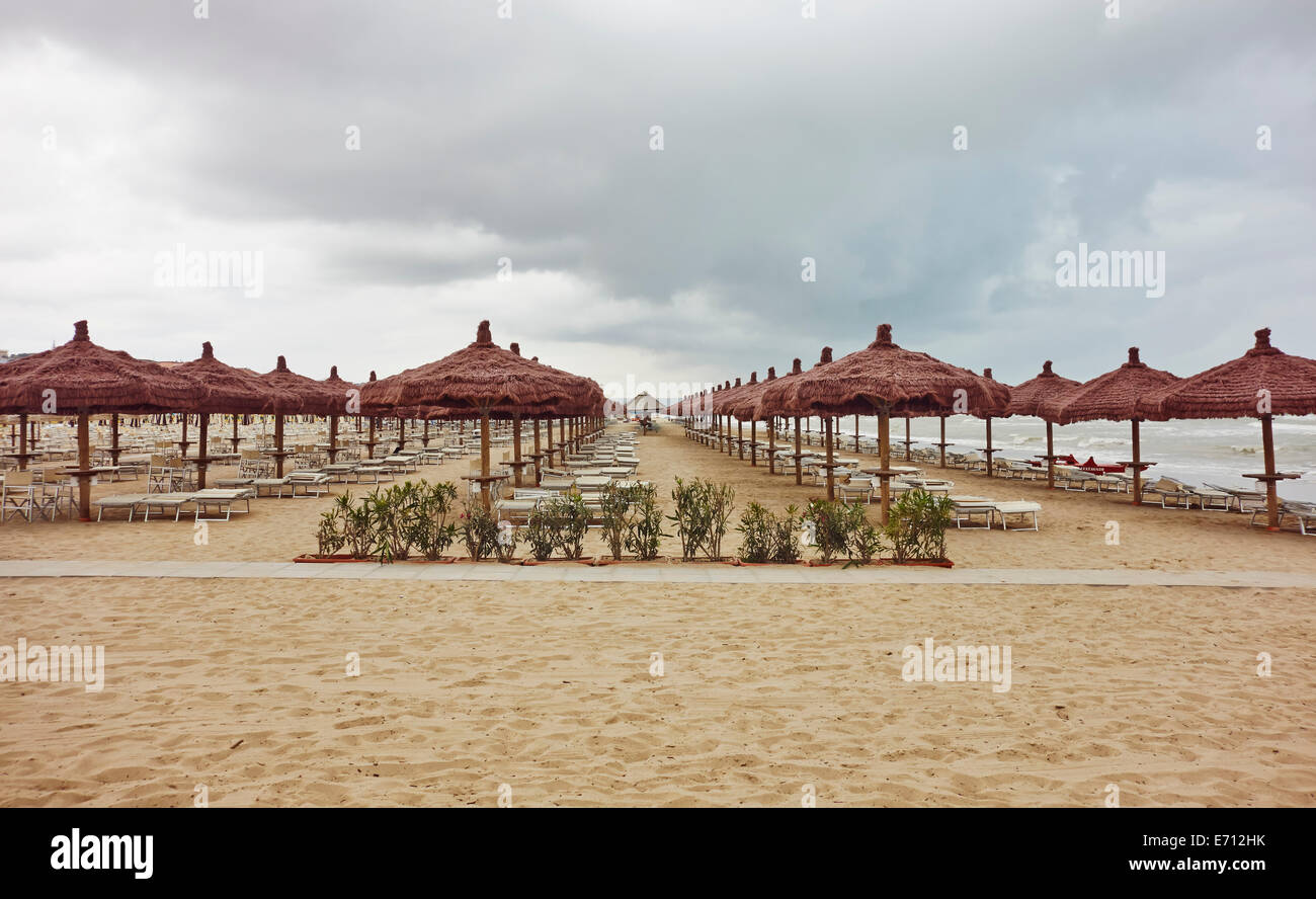 Rangées de parasols et chaises longues sur la plage, Pescara, Abruzzes, Italie Banque D'Images