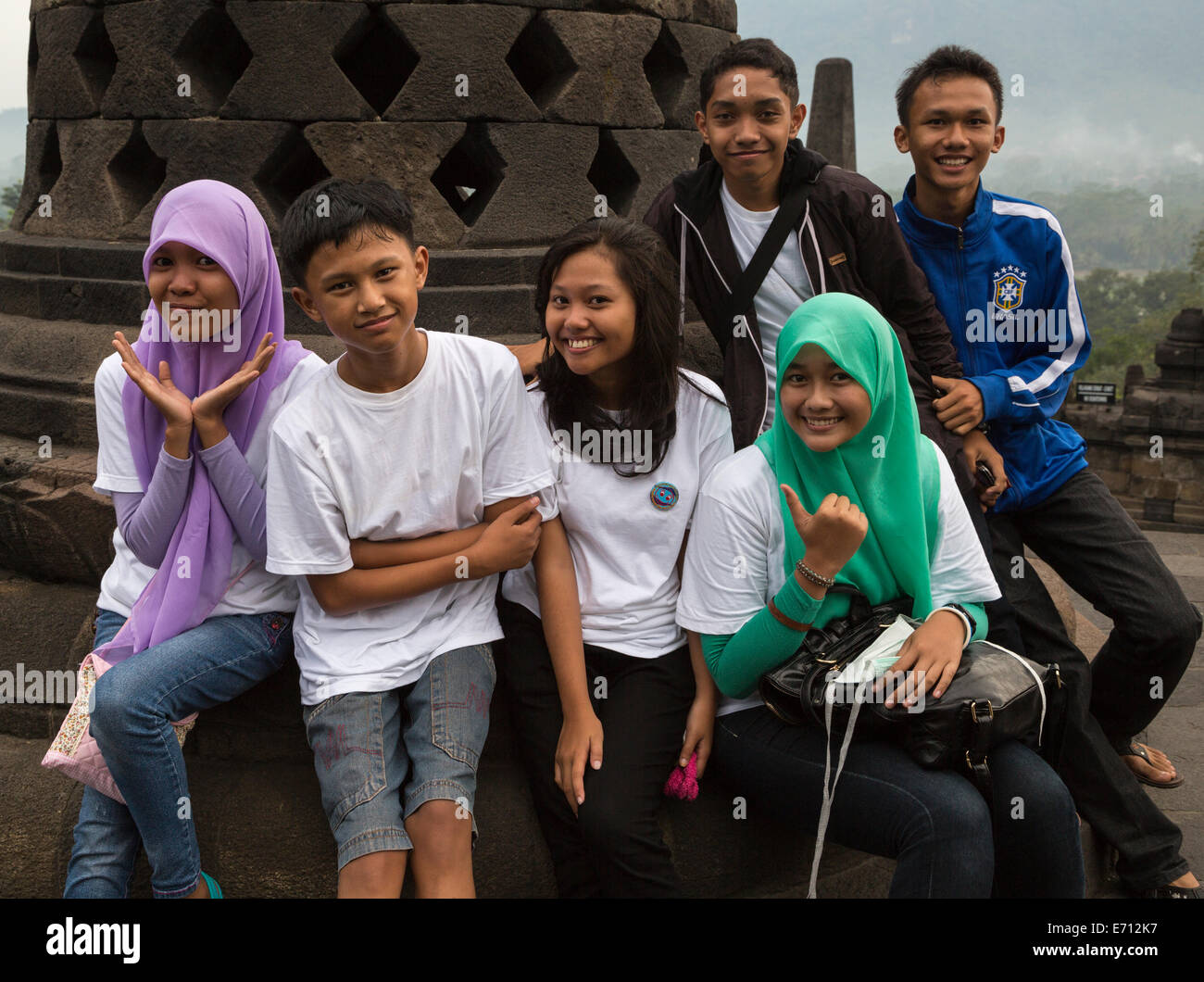 Borobudur, à Java, en Indonésie. Jeunes indonésiens qui pose pour leur photo lors de la visite du Temple. Banque D'Images