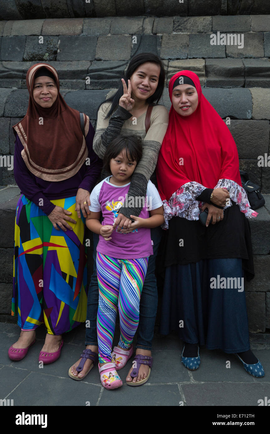 Borobudur, à Java, en Indonésie. Les femmes indonésiennes qui pose pour la photo. Rendre le signe V est un geste commun. Banque D'Images