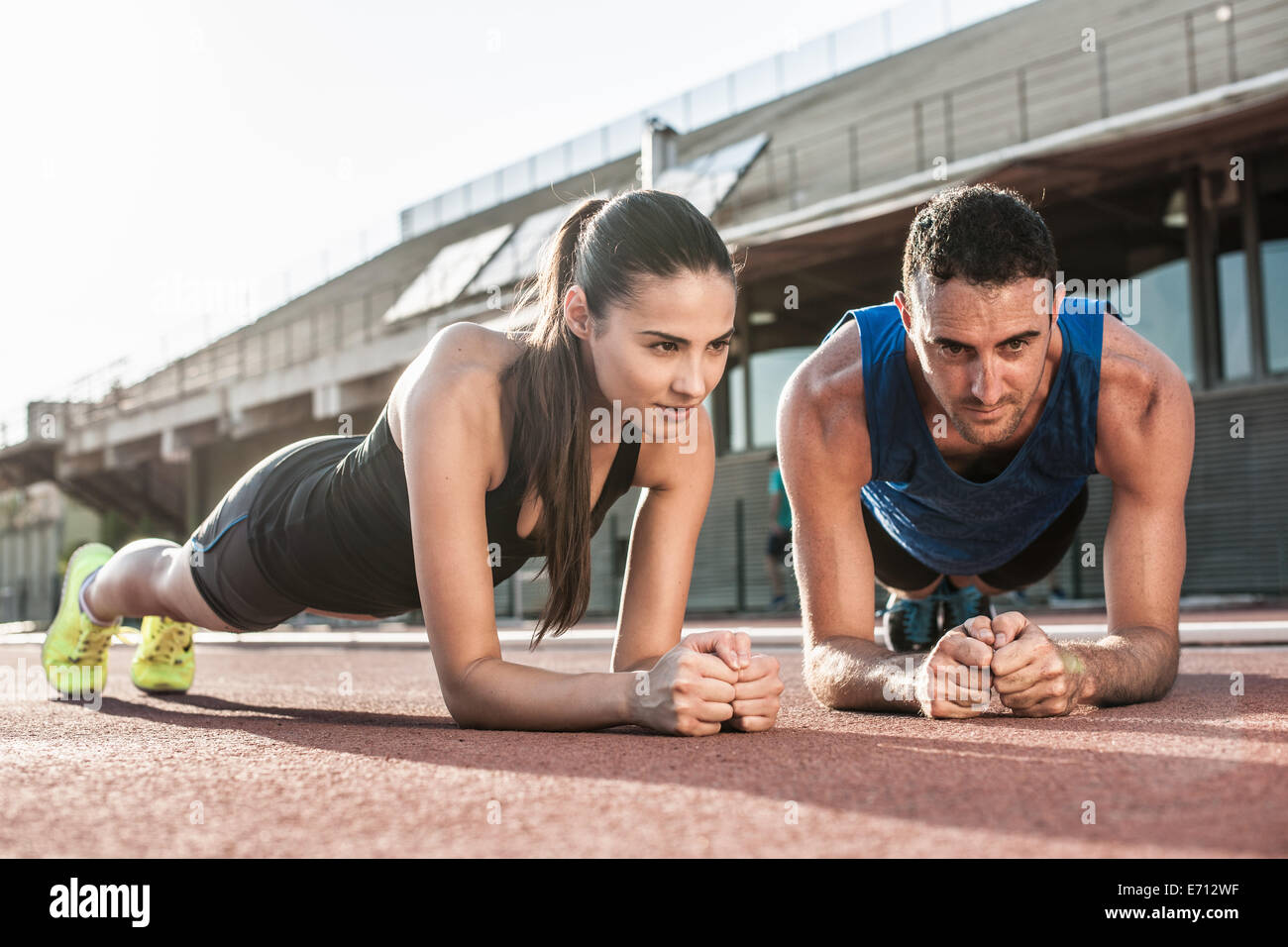 L'homme et de la femme faisant des exercices planche Banque D'Images