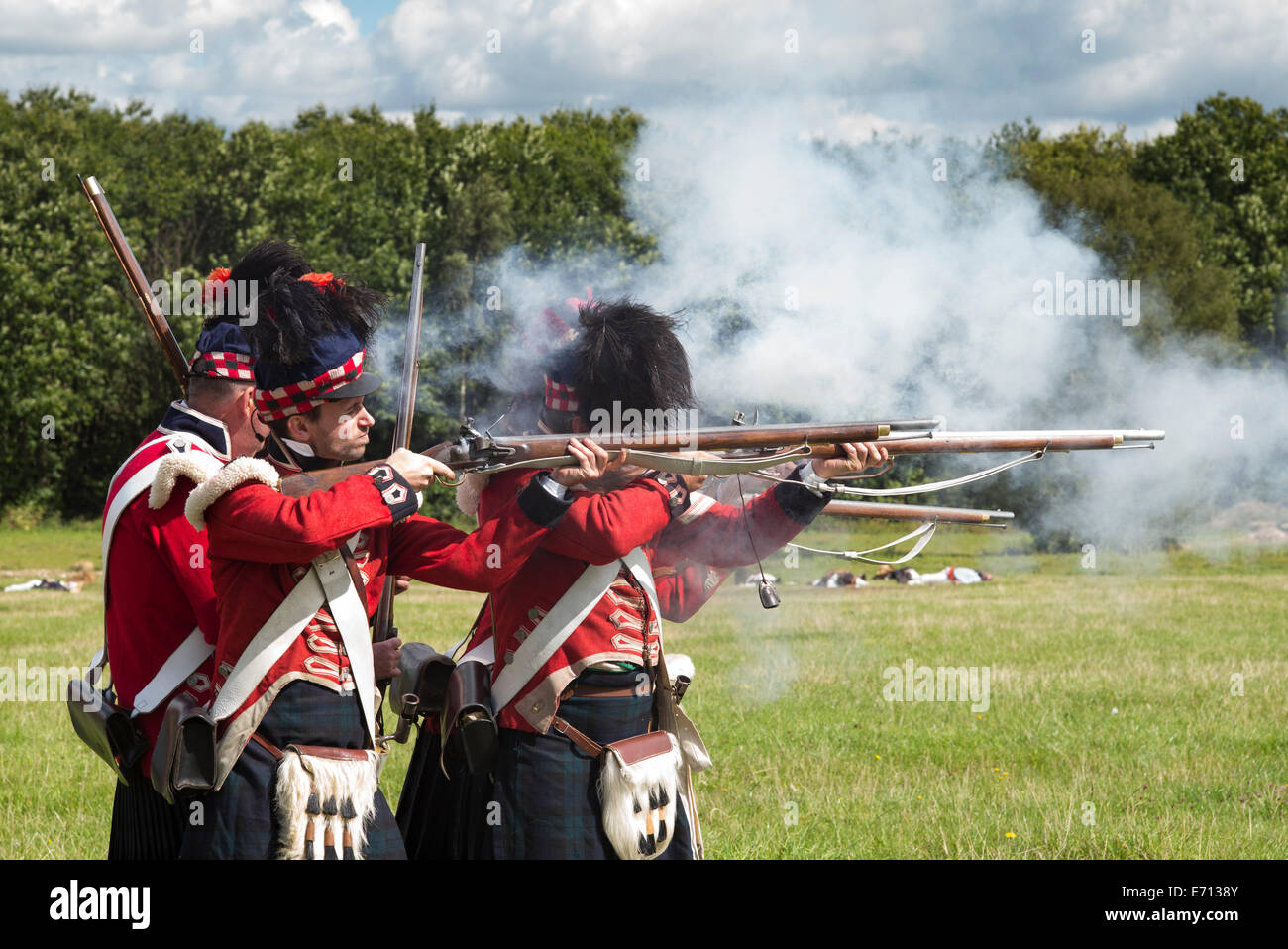 1er Bataillon du 42e régiment des Highlanders de 1815 fusils de tir lors d'une reconstitution historique. Detling, Kent, UK Banque D'Images