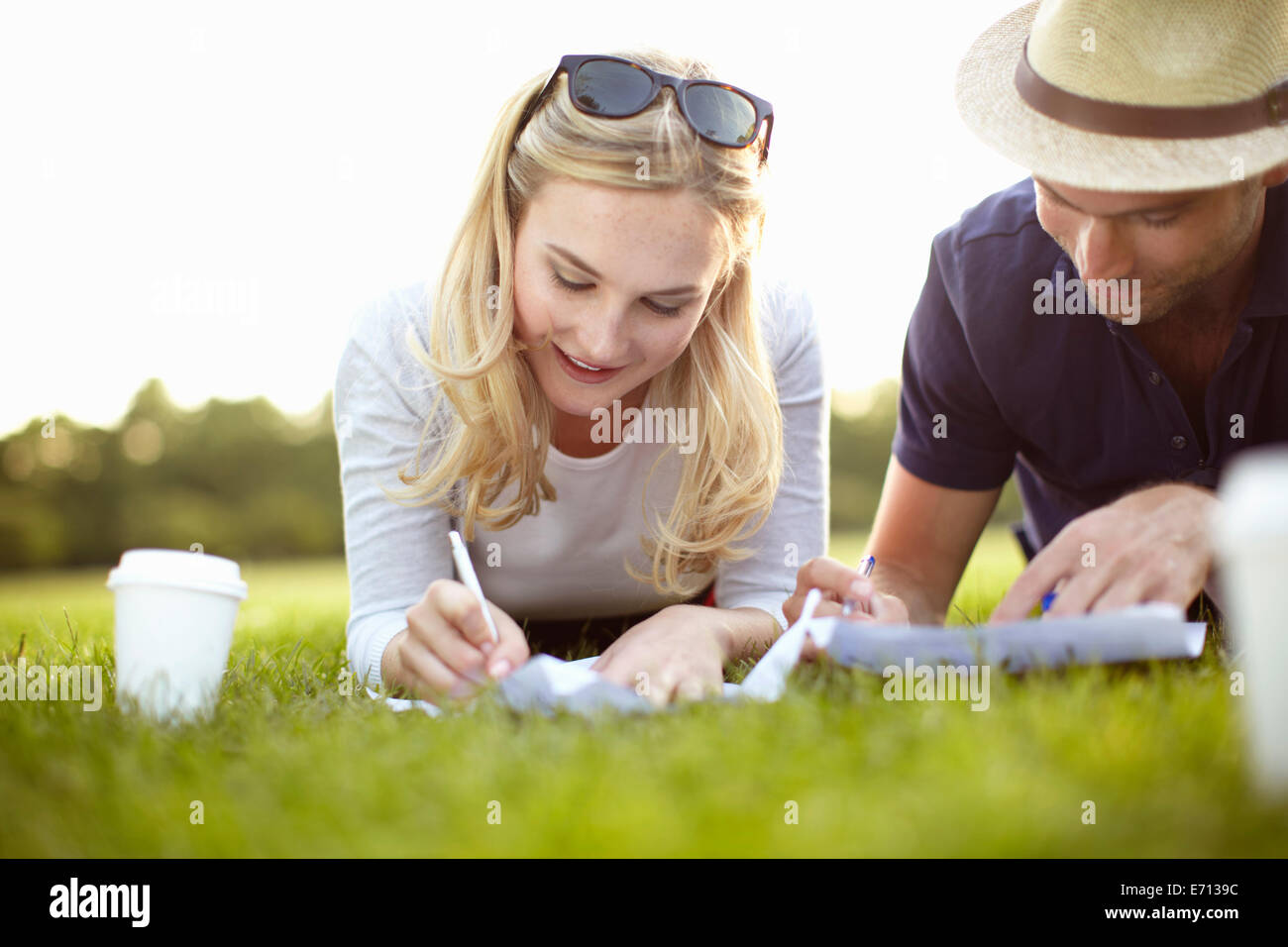 Couple lying in park écrit sur papier Banque D'Images