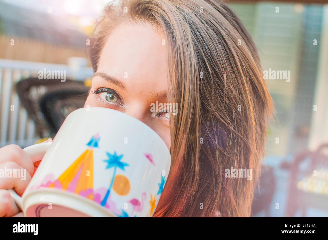 Close up of young woman drinking coffee mug de Banque D'Images