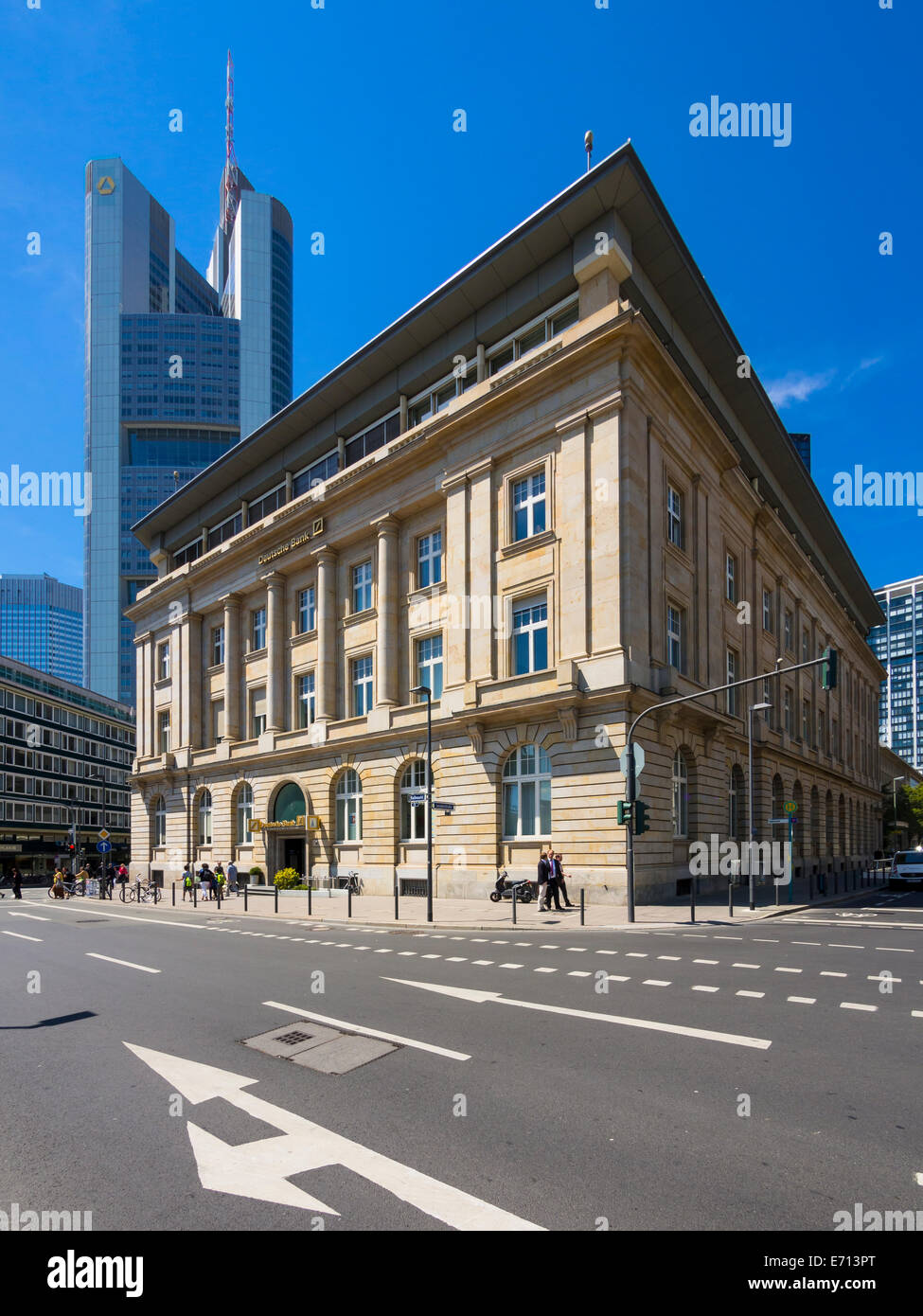 Allemagne, Hesse, Francfort, ancien bâtiment de la Deutsche Bank avec tour de la Commerzbank en arrière-plan Banque D'Images