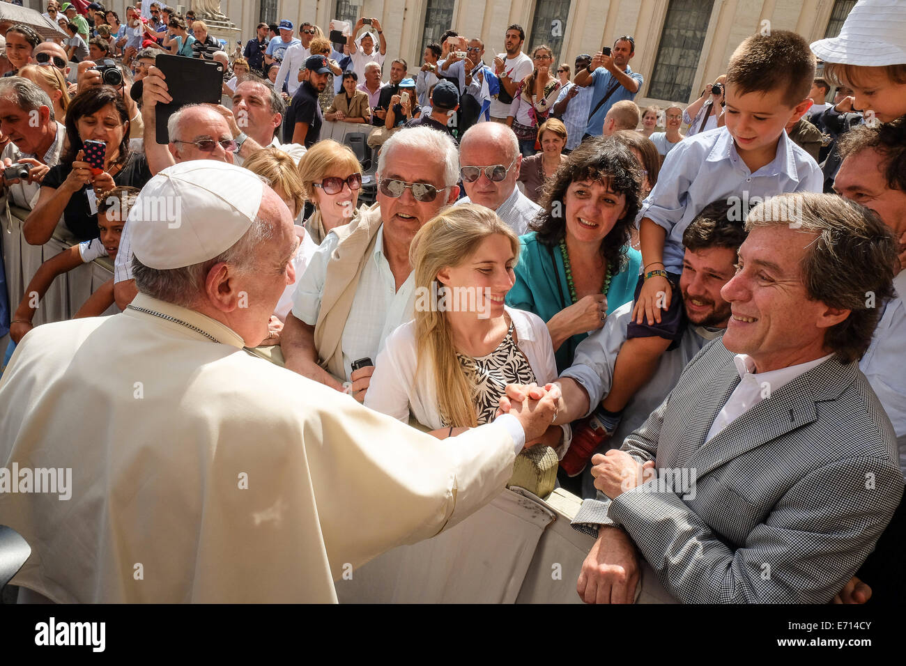 La Place Saint Pierre, Vatican. Sep, 2014 3. Le pape François salue Père Padre Carlos "Charly" Olivero tandis qu'un bébé lui donne un exemplaire du livre 'Padri dalla Fine del mondo" - Audience Générale du Pape François, 03 septembre 2014 Credit : Realy Easy Star/Alamy Live News Banque D'Images