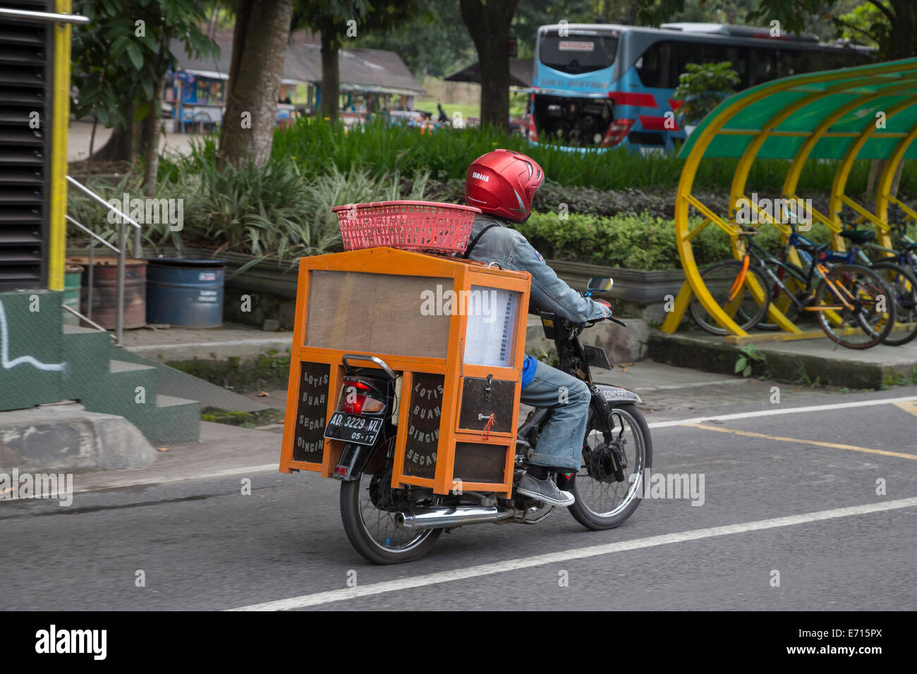 Yogyakarta, Java, Indonésie. Transport de marchandises sur une moto. Banque D'Images