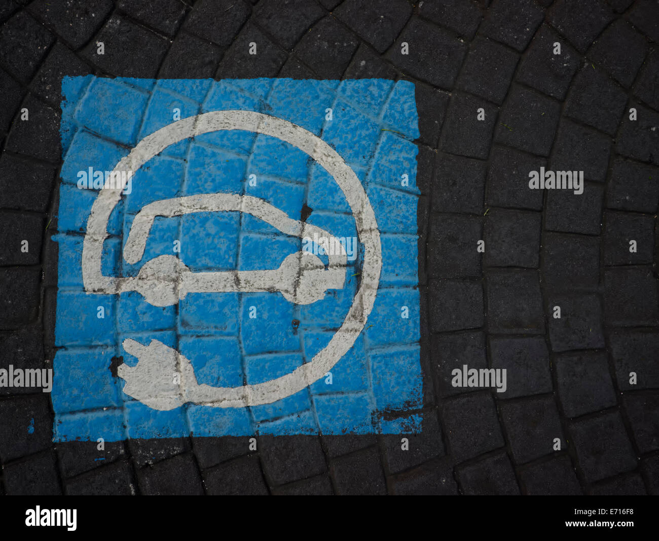 L'Espagne, trottoir avec pictogrammes pour stationnement de voitures électriques Banque D'Images