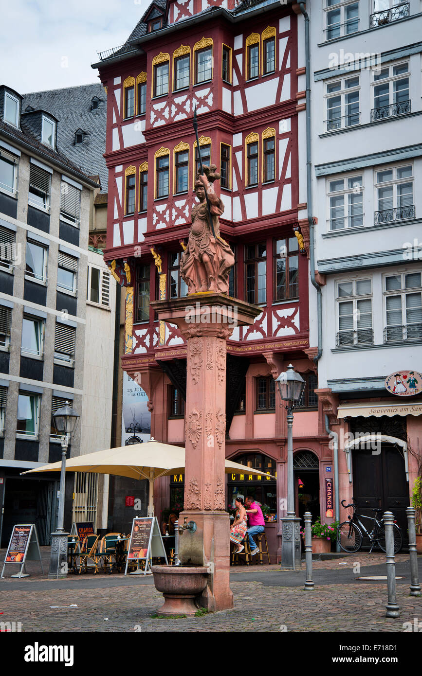 Petite place avec des bâtiments colorés et mobilier sculpture, Frankfurt am Main , Allemagne Banque D'Images