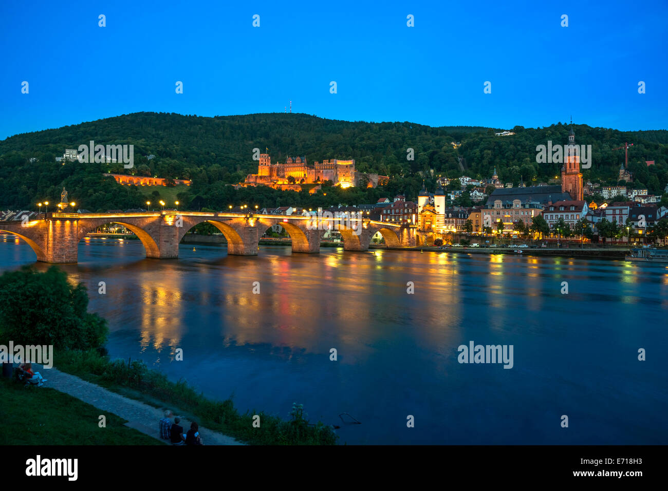 Allemagne, Heidelberg, Bade-Wurtemberg, vue de la vieille ville, le vieux pont et le château de Heidelberg dans la soirée Banque D'Images