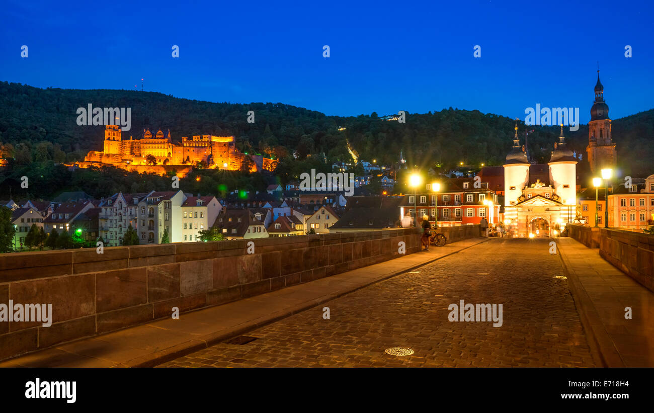 Allemagne, Heidelberg, Bade-Wurtemberg, vieille ville, vieux pont avec bridge gate et château d'Heidelberg en soirée Banque D'Images