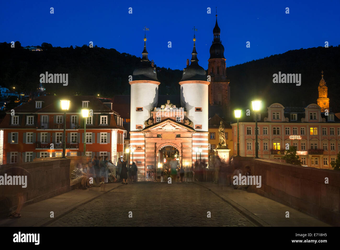 Allemagne, Heidelberg, Bade-Wurtemberg, vieille ville, vieux pont avec bridge gate dans la soirée Banque D'Images
