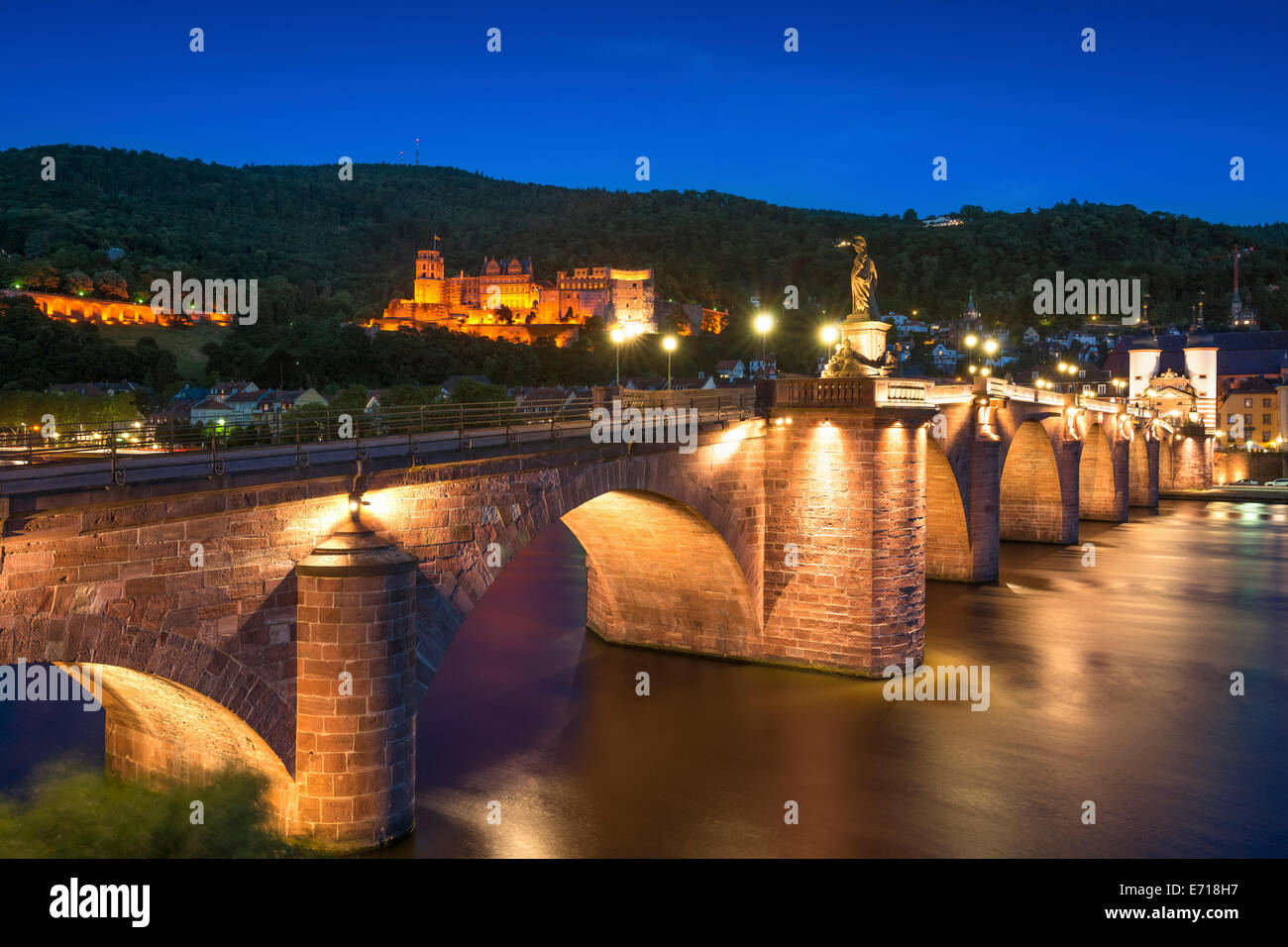 Allemagne, Heidelberg, Bade-Wurtemberg, vue de la vieille ville, le vieux pont et le château de Heidelberg dans la soirée Banque D'Images