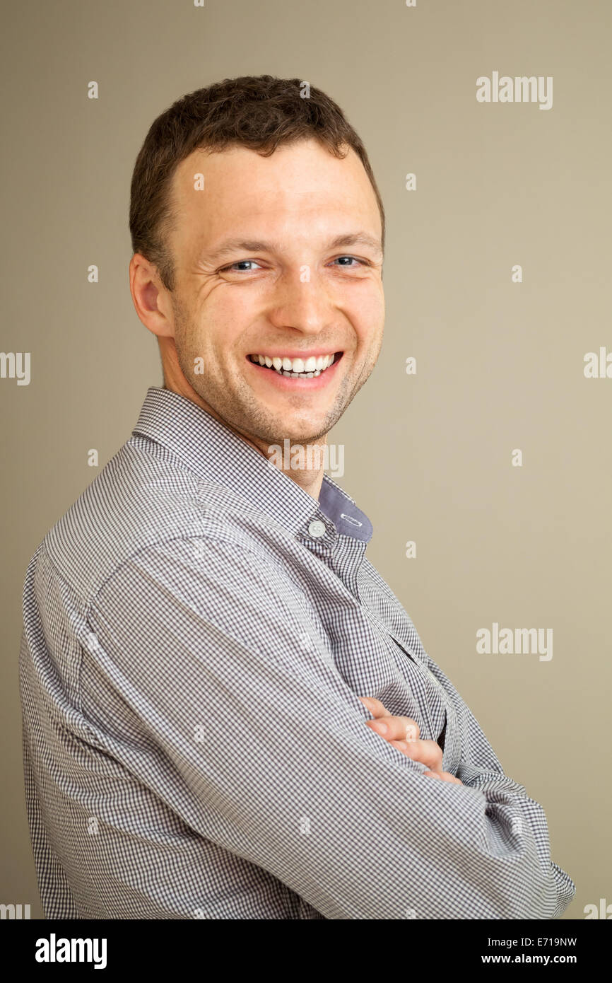 Young Caucasian man rires, occasionnels studio portrait Banque D'Images