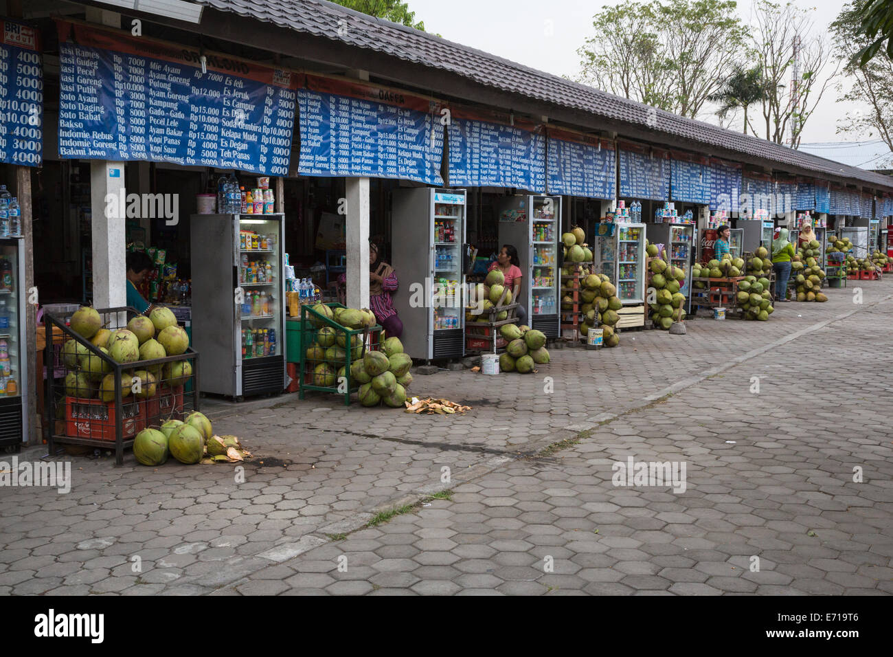 Yogyakarta, Java, Indonésie. Prambanan. Stands de rafraîchissements avec coco fraîche Sortie de ligne de l'enceinte du Temple. Banque D'Images