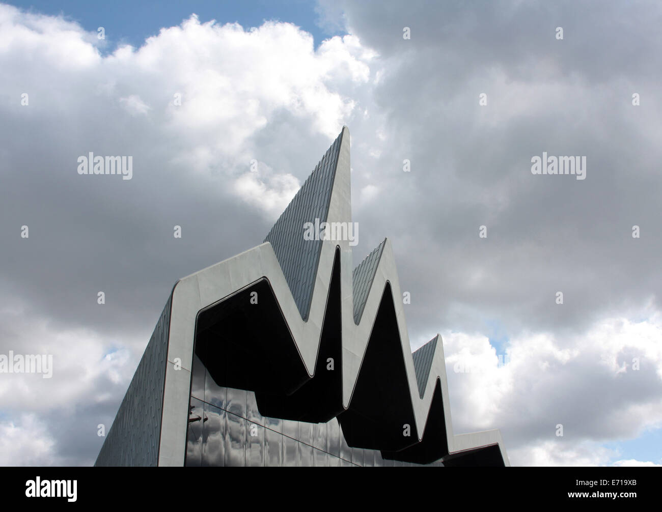 Détail de la toiture de la Riverside Museum à Glasgow. Conçu par Zaha Hadid. Il a remplacé l'ancien musée des transports à proximité. Banque D'Images