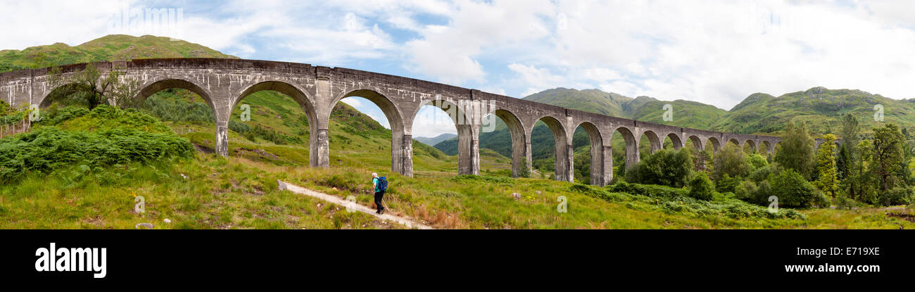 En vertu de l'randonneur viaduc de Glenfinnan, pont de chemin de fer sur la West Highland Line en Ecosse, Royaume-Uni, Lochaber Banque D'Images