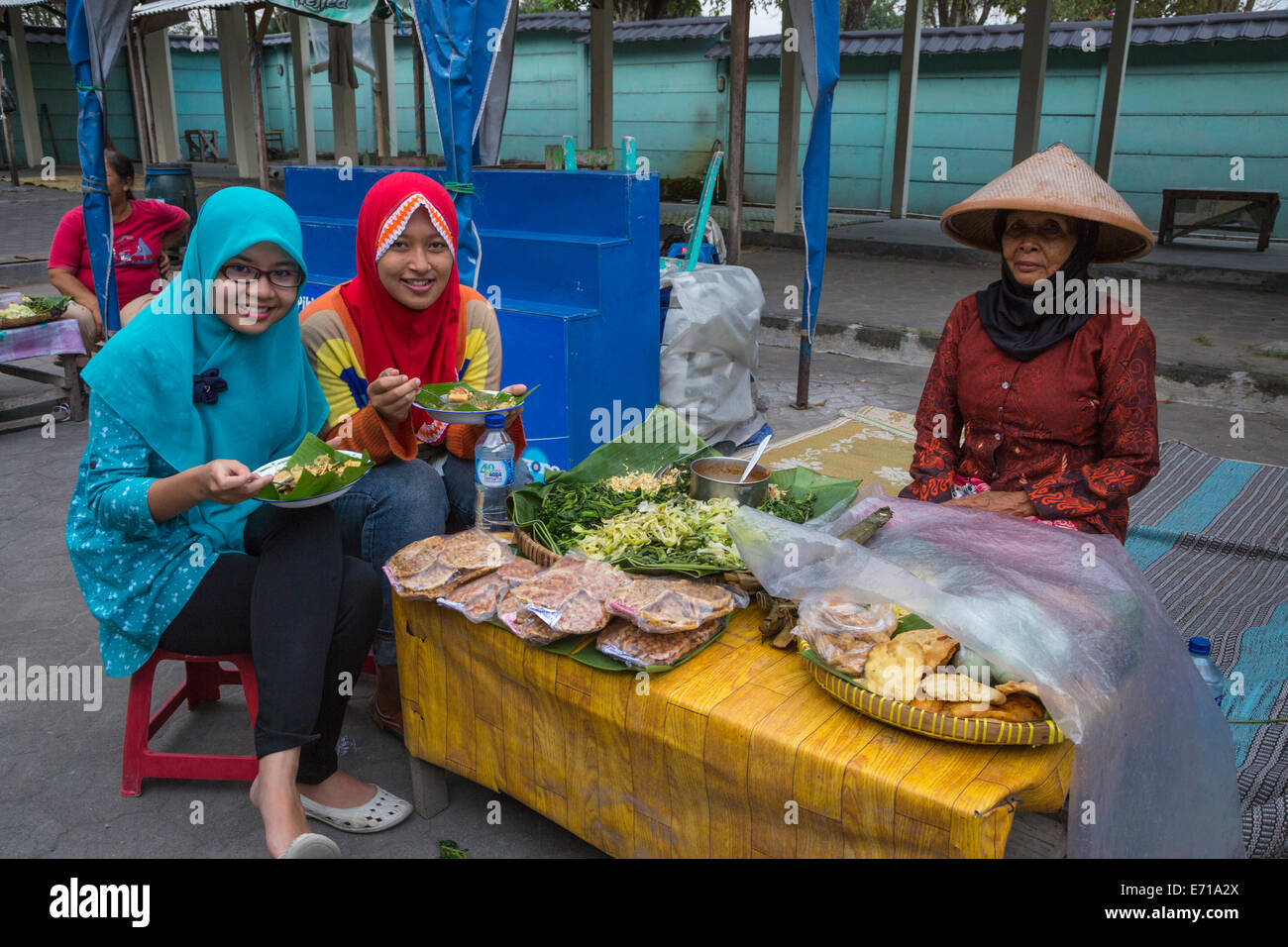 Yogyakarta, Java, Indonésie. Les filles de l'Indonésie de déjeuner près de la sortie de l'enceinte du Temple de Prambanan. Banque D'Images