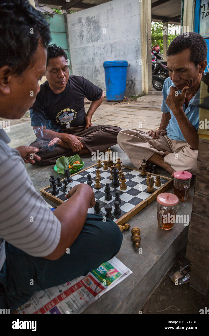 Yogyakarta, Java, Indonésie. Les hommes jouant aux échecs dans le Temple de Prambanan composé. Banque D'Images