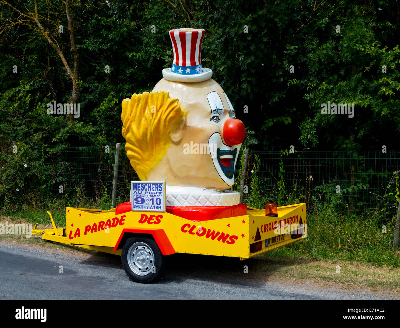 Tête de clown sur une remorque utilisée pour la Parade des clowns appartenant à un cirque Français Banque D'Images