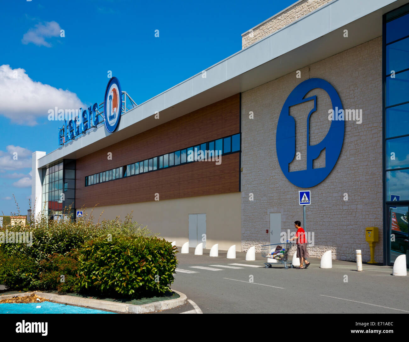 Hypermarché e leclerc supermarket Banque de photographies et d'images à  haute résolution - Alamy