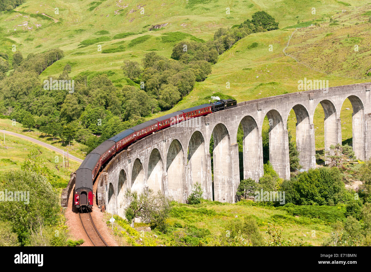 Viaduc de Glenfinnan, pont de chemin de fer sur la West Highland Line en Ecosse, Royaume-Uni, Lochaber Banque D'Images