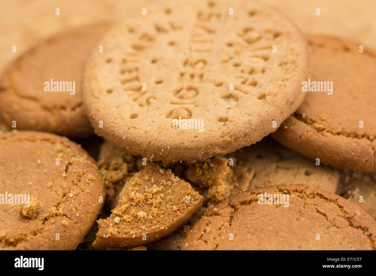 Biscuits au gingembre et digestif cassée Banque D'Images