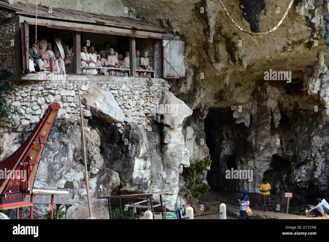 Utara Toraja de Sulawesi Selatan,, l'Indonésie. 30e Août, 2014. TORAJA, INDONÉSIE - 14 SEPTEMBRE : une vue sur le cimetière de pierre à Toraja le 30 août 2014 dans le sud de Sulawesi, Indonésie. Régions ancien cimetière qui existe depuis le 11e siècle c'était un lieu de sépulture de la famille. Les corps qui sont vieux et les autres crânes ont été recueillies puis placez de nouveau avec de nouveaux organes d'instruments de la famille. Les familles qui ont un chevalier serait faite Tautau (sculpture) qui indique le degré élevé de la famille. © Sijori Images/ZUMA/Alamy Fil Live News Banque D'Images