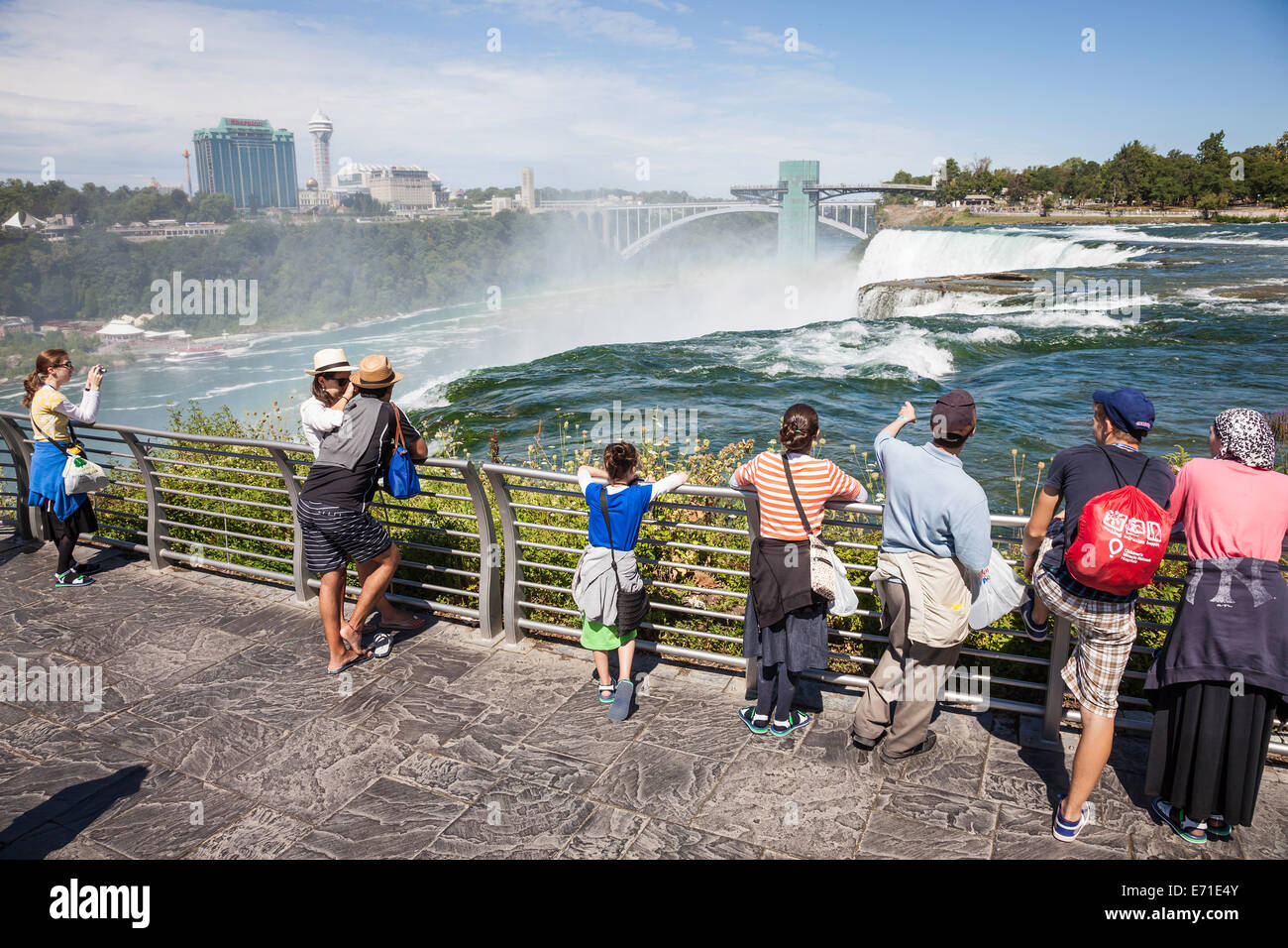 Les personnes à la recherche vers le pont en arc-en-ciel,Ville Niagara Falls, vu de l'USA ; Niagara Falls National Park, État de New York ; Banque D'Images