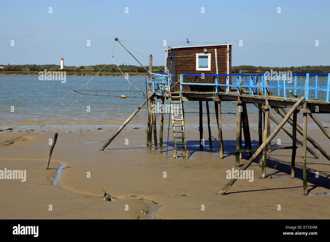 Une cabane de pêche carrelet, Charente-Maritime, Côte Atlantique, France Banque D'Images