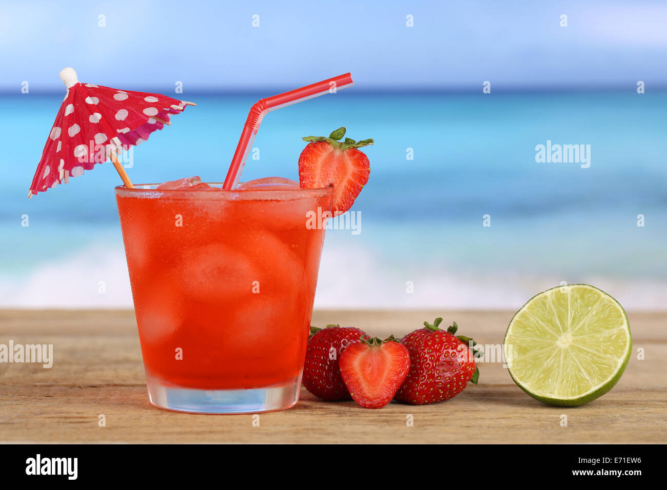 Jus de fruits fraise sur la plage et la mer pendant les vacances Banque D'Images