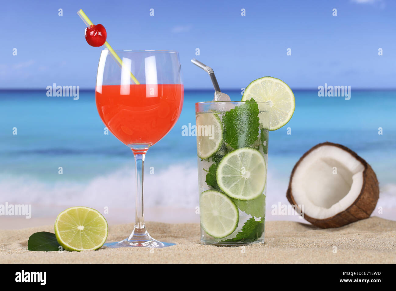 Des cocktails et des boissons sur la plage avec du sable et de la mer Banque D'Images