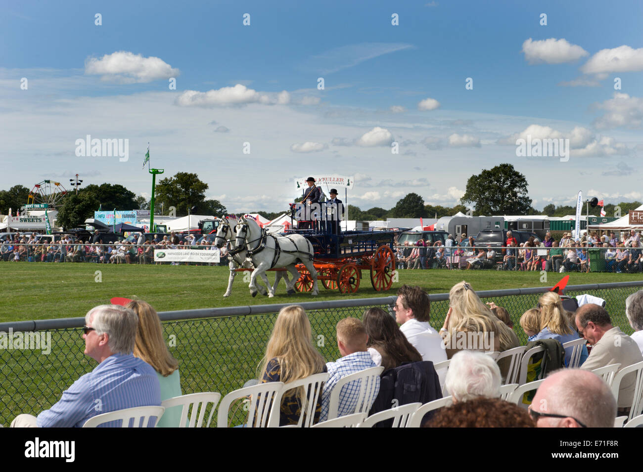 La foule profiter du soleil et du commerce de chevaux lourds de classe participation à l'Edenbridge et salon de l'agriculture dans la région de Surrey Oxted Banque D'Images