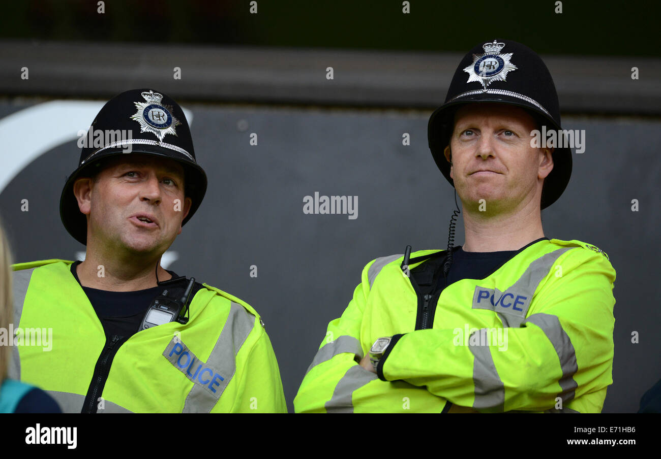 Deux agents de la police de West Midlands police policier officier en devoir parler Banque D'Images