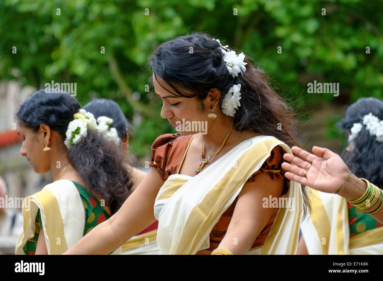 Les femmes qui exécutent la danse traditionnelle indienne Banque D'Images