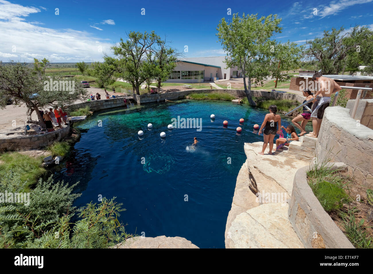 Le Trou Bleu de Santa Rosa est une circulaire, une piscine en forme de cloche est de Santa Rosa, Nouveau Mexique et est populaire spot de plongée. Banque D'Images
