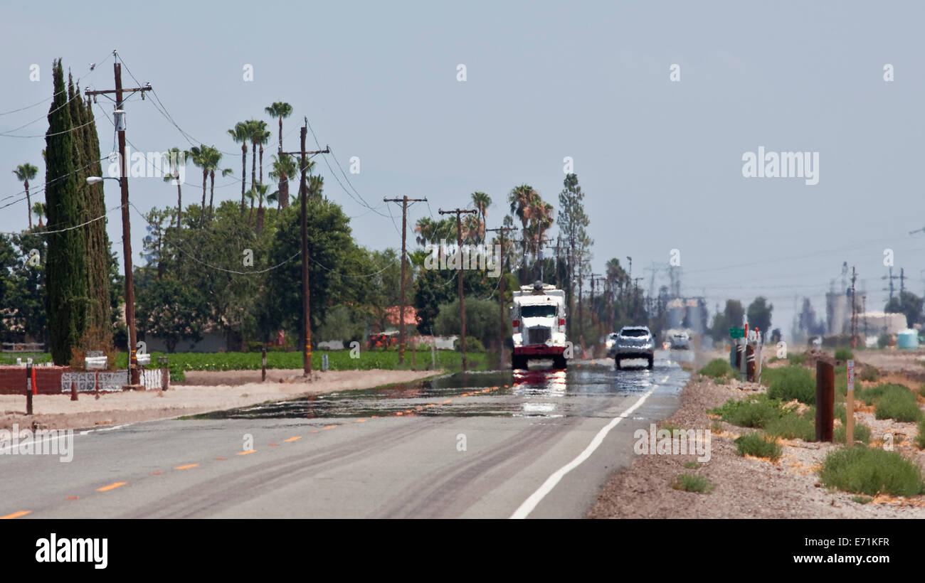 Un mirage est un phénomène optique dans lequel les rayons de lumière sont courbés pour produire une image d'objet distant Banque D'Images