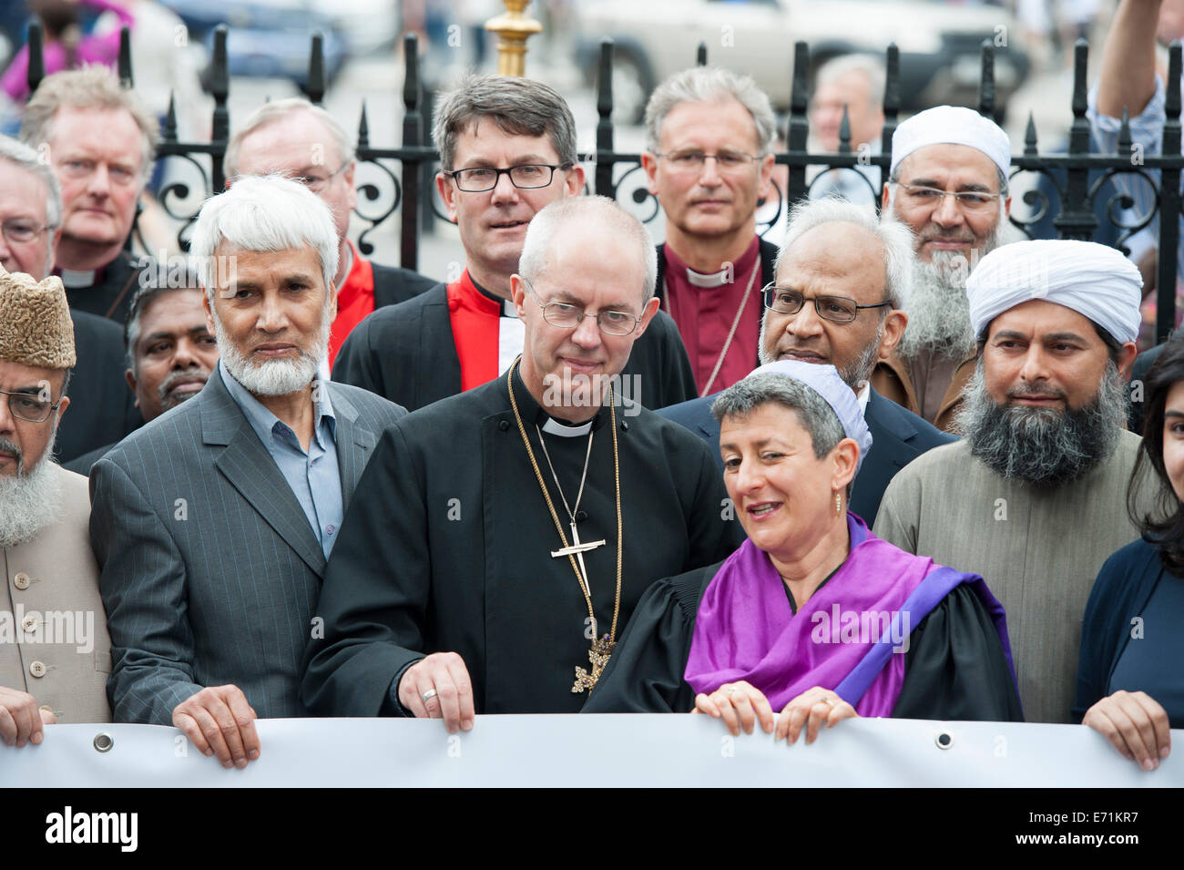 L'Abbaye de Westminster, Londres, Royaume-Uni. 3e septembre 2014. Les chrétiens, les gens de toutes les confessions et non-croyants ont été invités à rejoindre l'archevêque de Canterbury et d'autres dirigeants religieux de tous les coins du Royaume-Uni dans une manifestation silencieuse devant l'abbaye de Westminster. Sur la photo à l'avant : Justin Welby ; premier rabbin laura augendre-Klausner. Credit : Lee Thomas/Alamy Live News Banque D'Images
