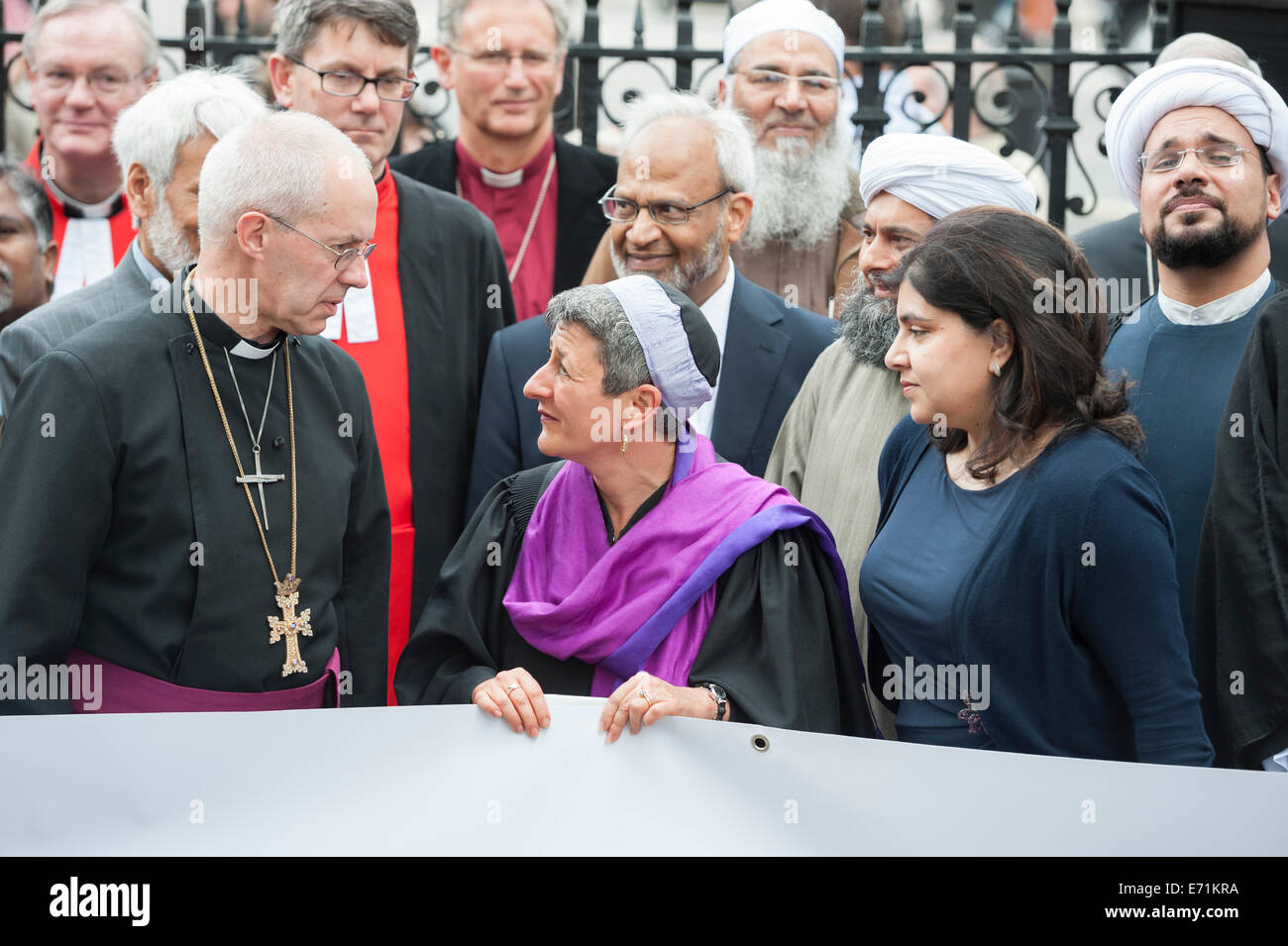 3e septembre 2014. L'Abbaye de Westminster, Londres, Royaume-Uni. Les chrétiens, les gens de toutes les confessions et non-croyants ont été invités à rejoindre l'archevêque de Canterbury et d'autres dirigeants religieux de tous les coins du Royaume-Uni dans une manifestation silencieuse devant l'abbaye de Westminster. Sur la photo à l'avant : Justin Welby ; premier rabbin laura augendre-klausner ; La baronne Warsi. Credit : Lee Thomas/Alamy Live News Banque D'Images