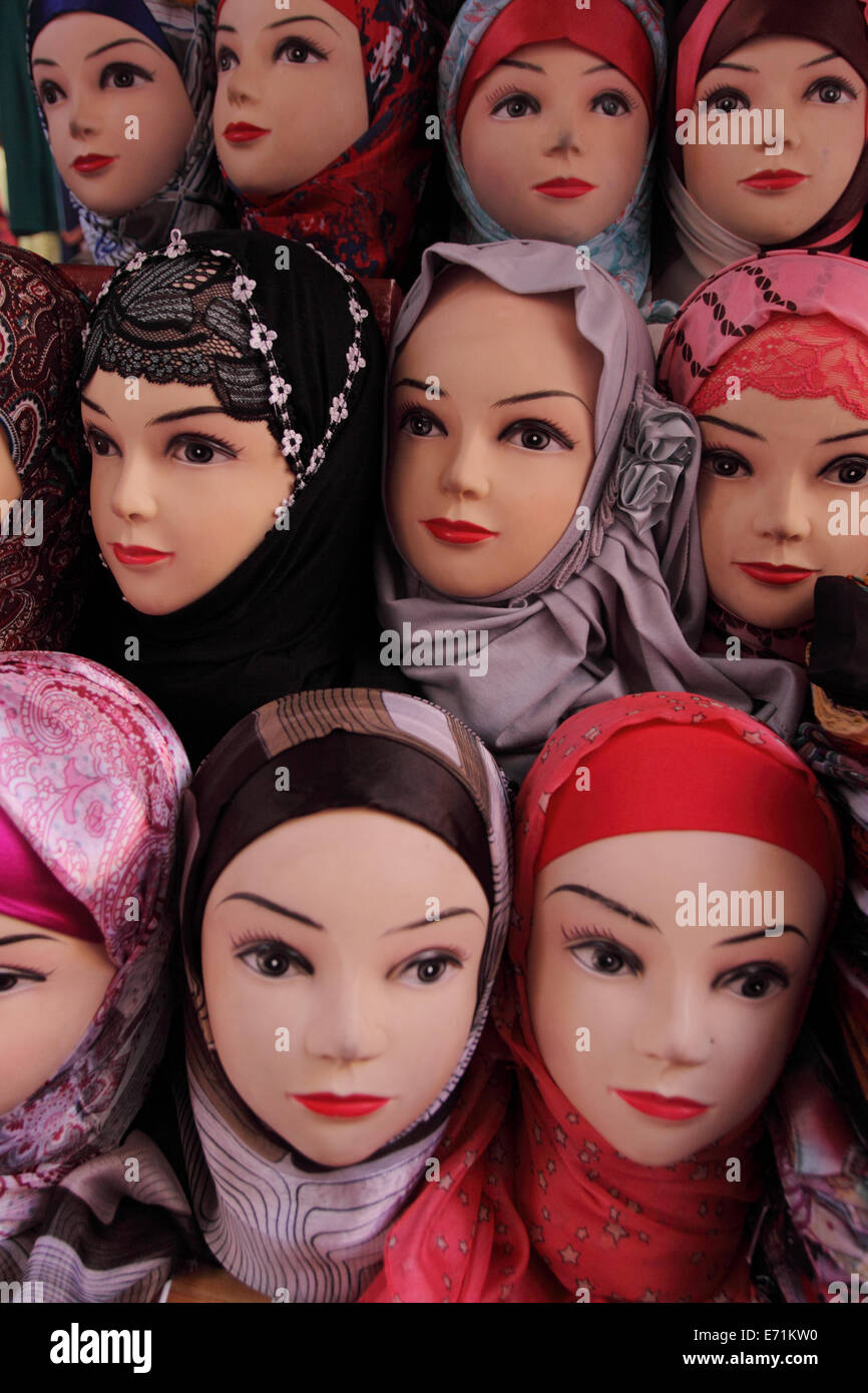 Fes Maroc hijab islamique foulards de tête à la vente dans le marché de la  médina Photo Stock - Alamy