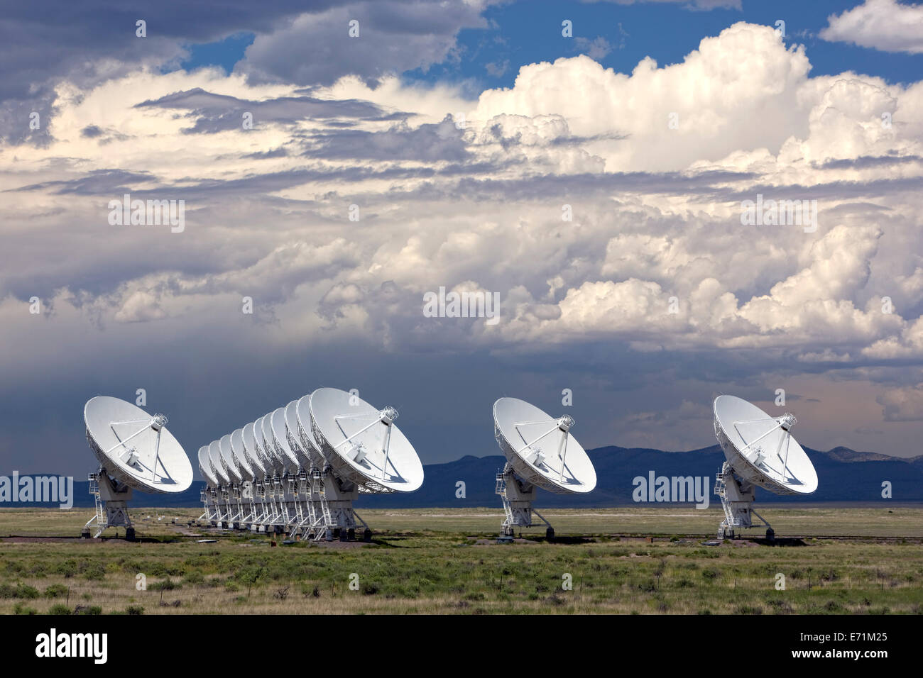 La VLA - Very Large Array Radio Telescope - à Socorro, Nouveau Mexique un interféromètre astronomique est un tableau de télescopes ou Banque D'Images